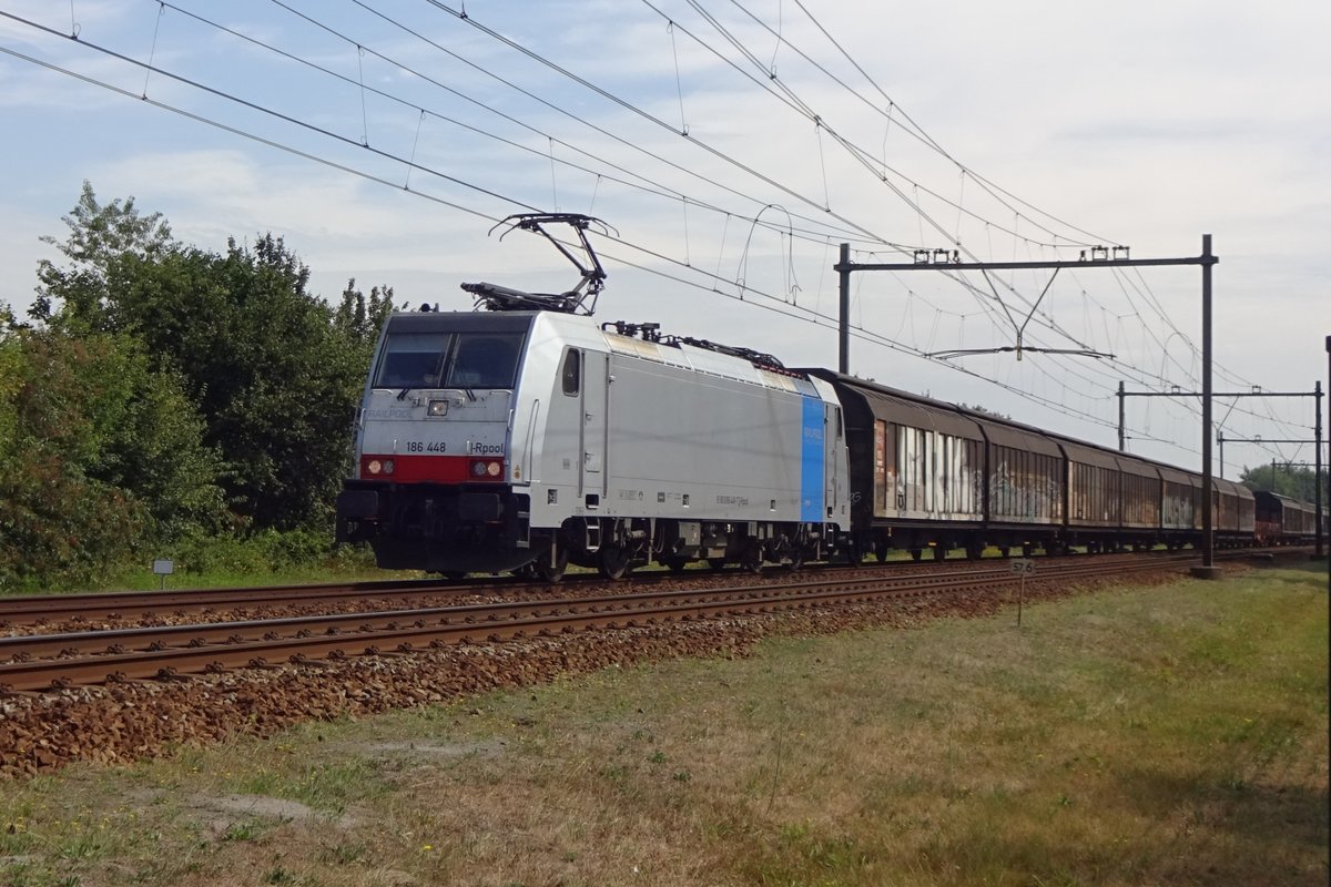 RailPool/Lineas 186 448 durchfahrt mit der Sweden Express Alverna am 9 Augustus 2020. 