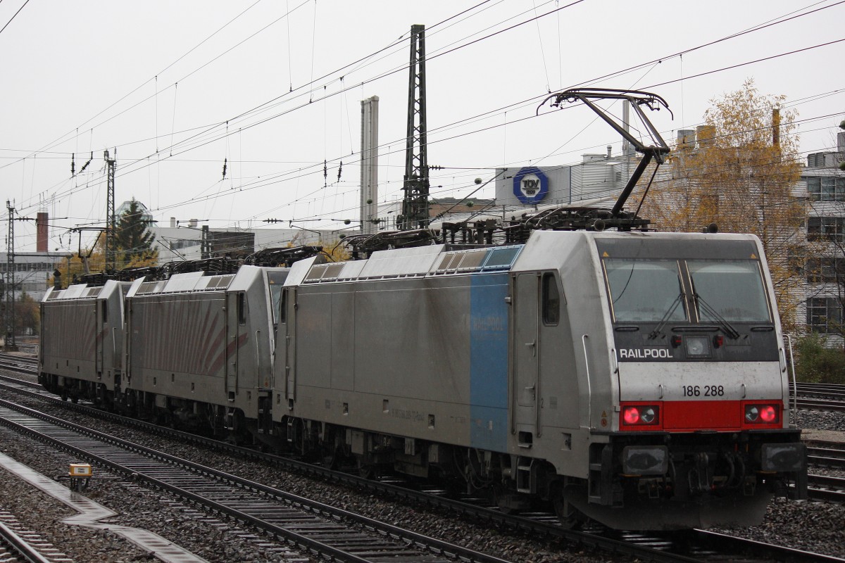 Railpool/Lokomotion 186 283+Railpool/Lokomotion 186 284+Railpool/Lokomotion 186 288 am 10.11.13 als Lokzug in Mnchen-Heimeranplatz.