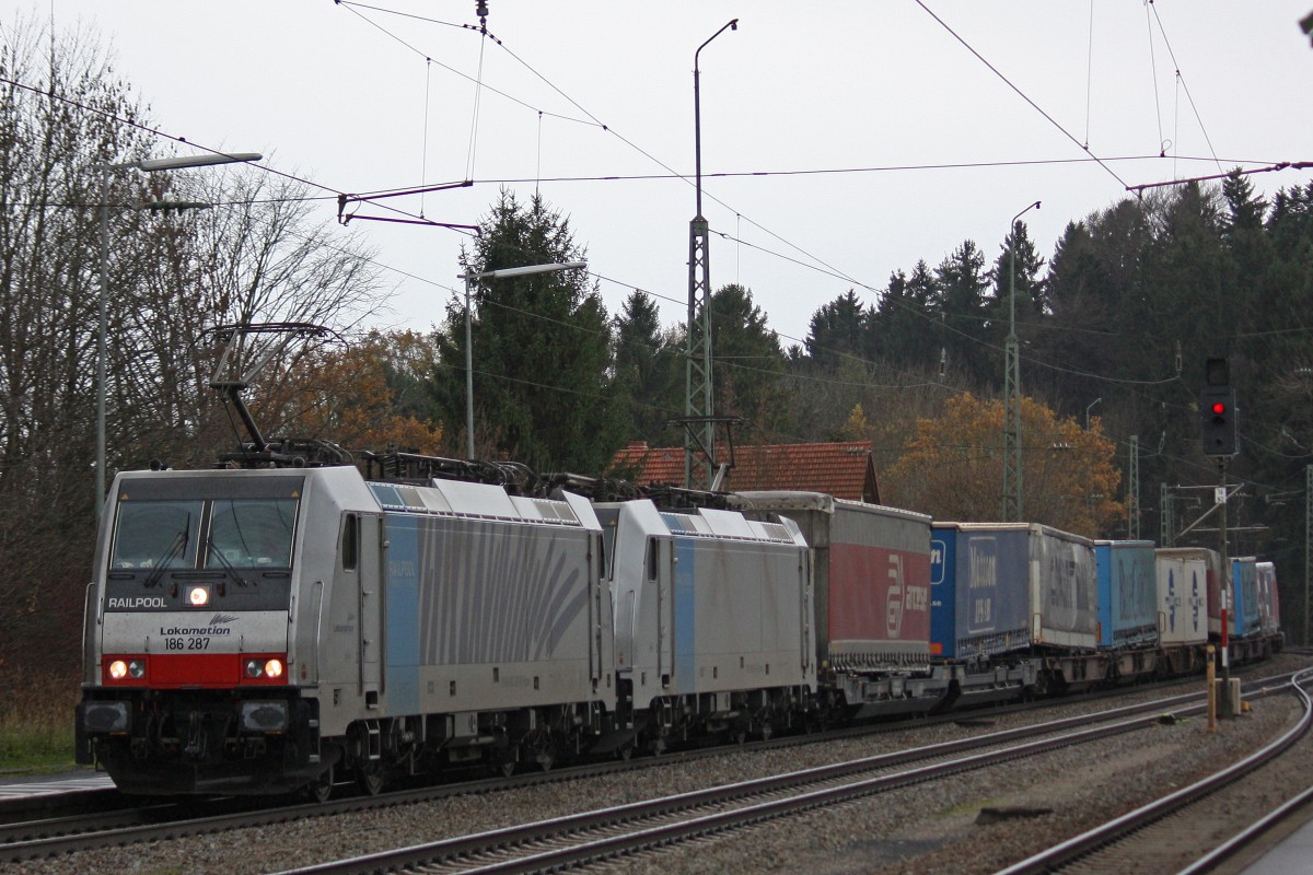 Railpool/Lokomotion 186 287 mit einer weiteren Railpool/Lokomotion 186er und einem KLV in Aßling (Obb.).