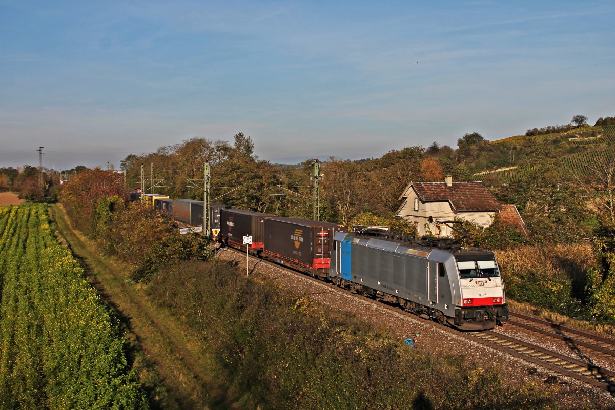 Railpool/Lokomotion/BLS Cargo 186 251 am 30.10.2014 mit einem Aufliegerzug südlich von Müllheim (Baden) auf dem Weg in Richtung Basel.