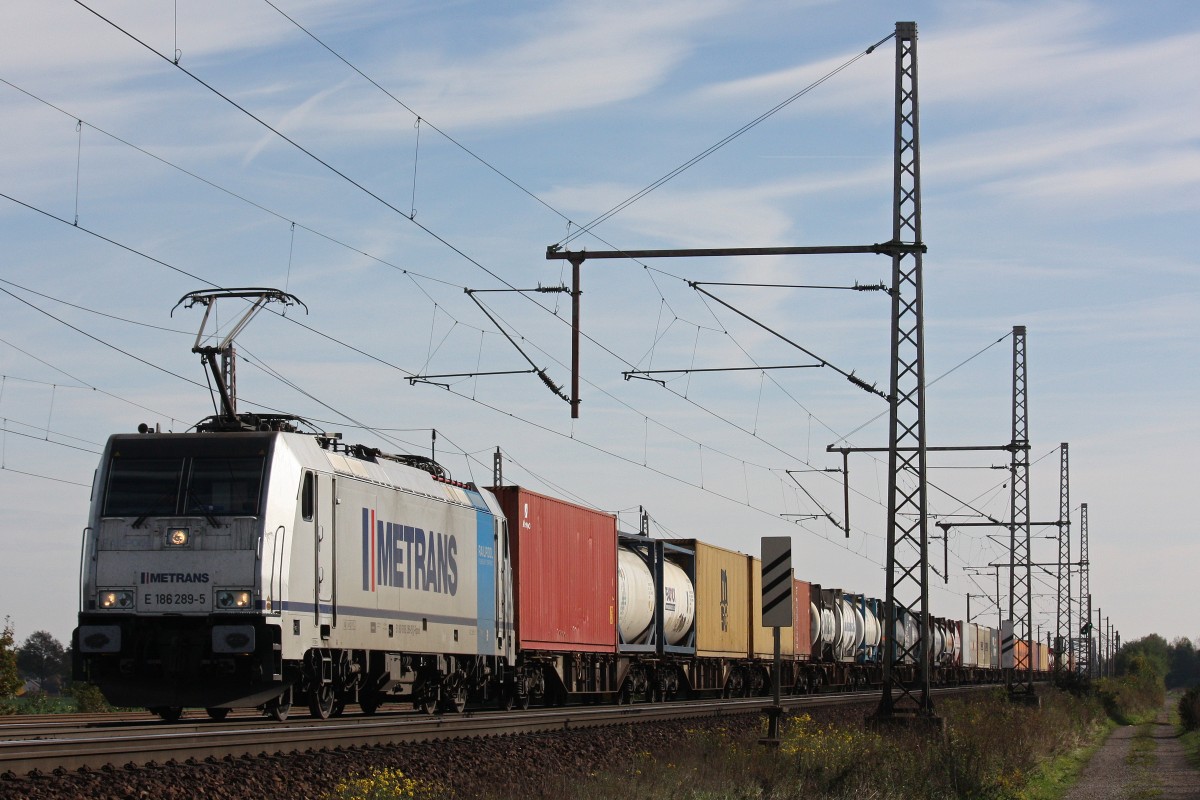 Railpool/Metrans E186 289 am 19.10.13 mit einem Containerzug in Dedensen-Gümmer.