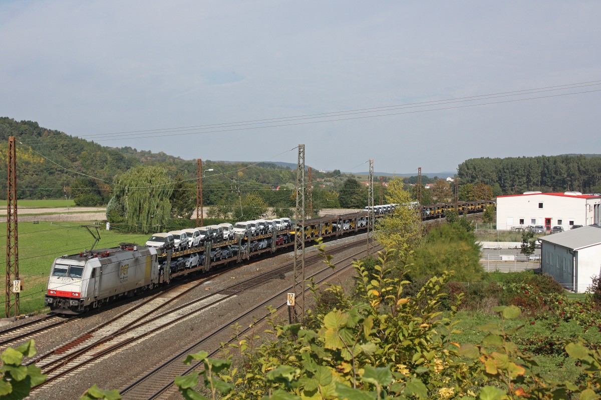 Railpool/PCT 185 637 am 27.9.13 mit einem Autozug in Retzbach-Zellingen.