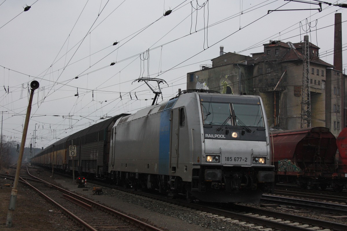 Railpool/PCT 185 677 am 28.3.13 mit einem ARS Altmann Autozug in Verden (Aller).