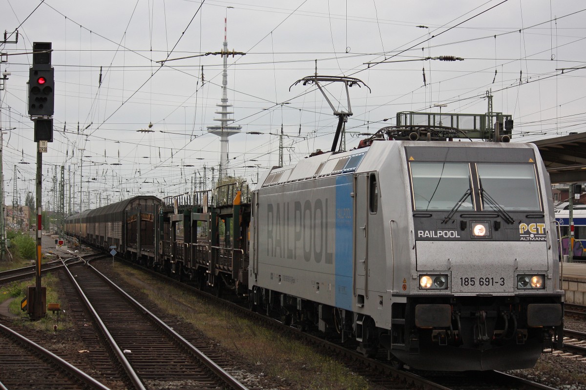 Railpool/PCT 185 691 am 10.5.13 mit einem Autozug in Bremen Hbf.