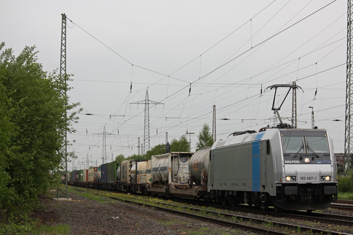 Railpool/RTB 185 687 am 14.5.13 mit einem KLV in Ratingen-Lintorf.