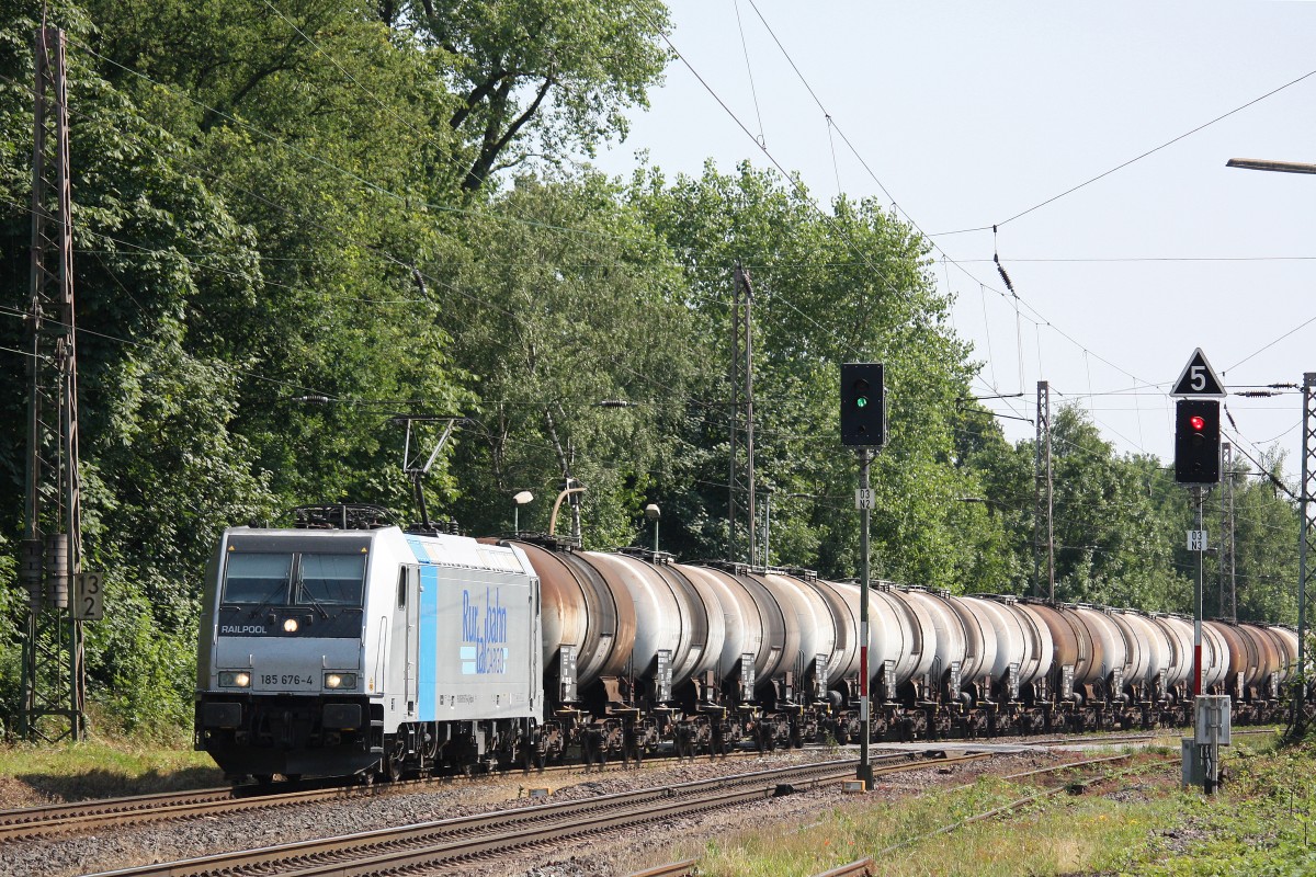 Railpool/RTB Cargo 185 676 am 7.7.13 mit einem Kesselzug in Ratingen-Lintorf.