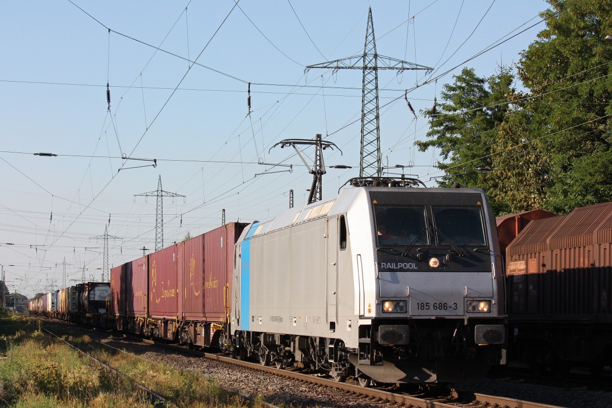 Railpool/RTB Cargo 185 686 am 5.9.13 mit einem KLV in Ratingen-Lintorf.
