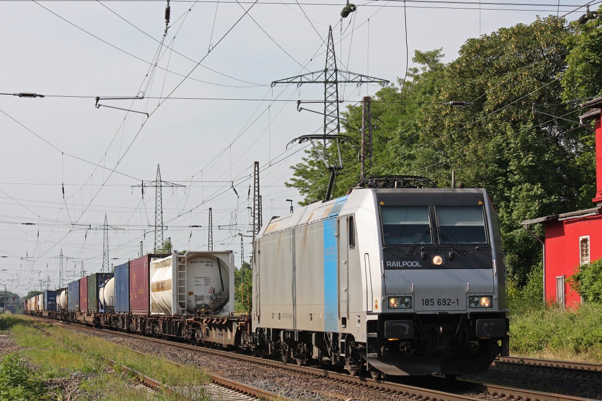 Railpool/RTB Cargo 185 692 am 18.6.13 mit einem KLV beim Halt in Ratingen-Lintorf.