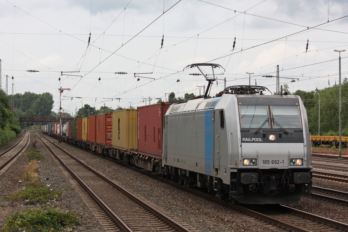 Railpool/RTB Cargo 185 692 am 27.6.13 mit einem KLV aus Duisburg-Rheinhausen in D�sseldorf-Rath.