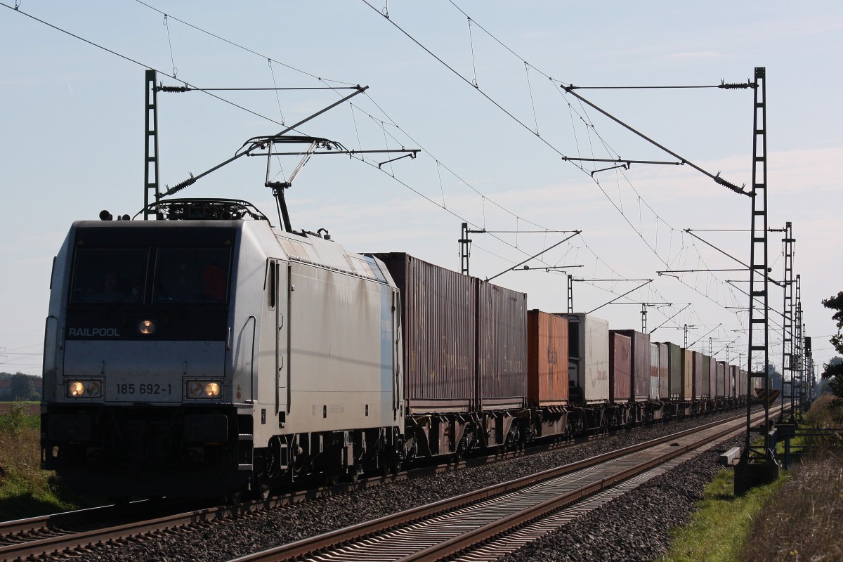 Railpool/RTB Cargo 185 692 am 27.9.13 mit einem Containerzug in Neuss-Allerheiligen.