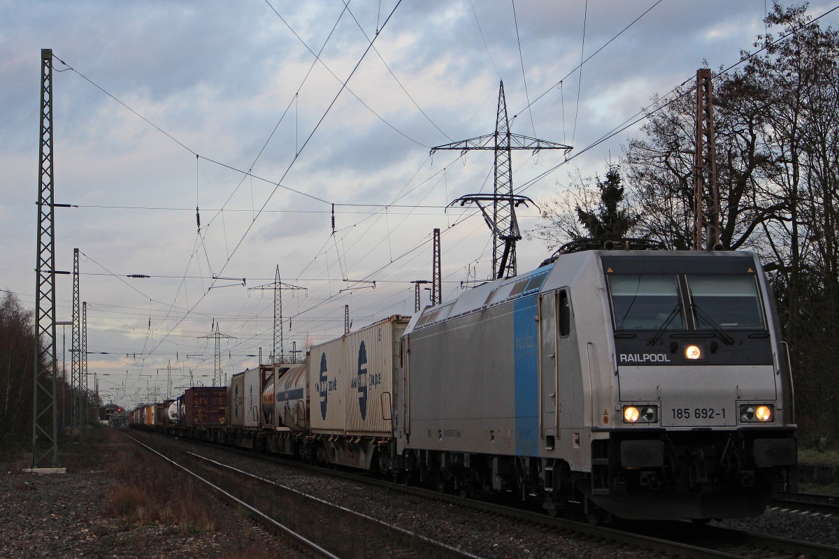 Railpool/RTB Cargo 185 692 am 16.1.14 mit einem KLV in Ratingen-Lintorf.
