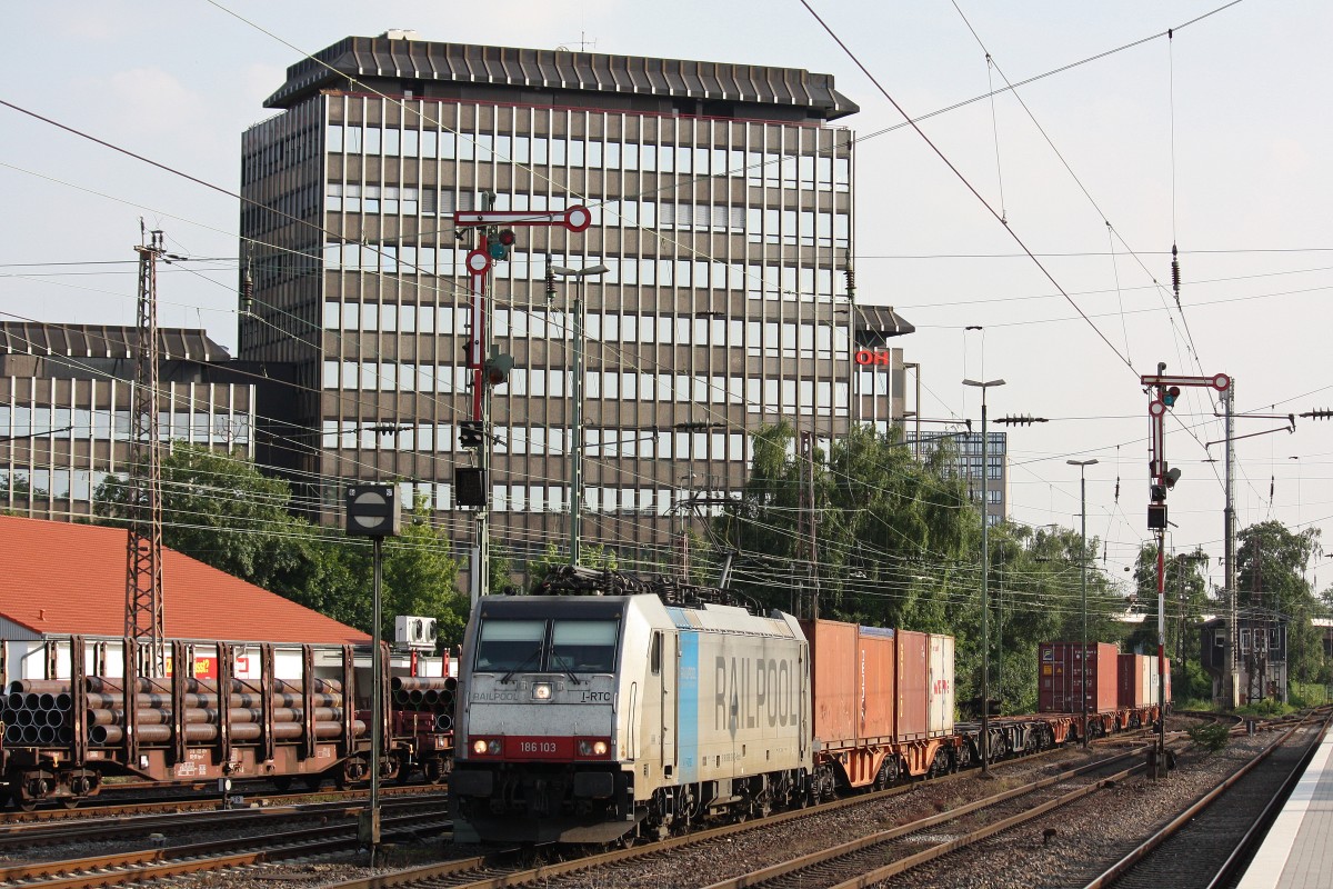 Railpool/RTB Cargo 186 103 am 16.7.13 mit einem Containerzug in Düsseldorf-Rath.