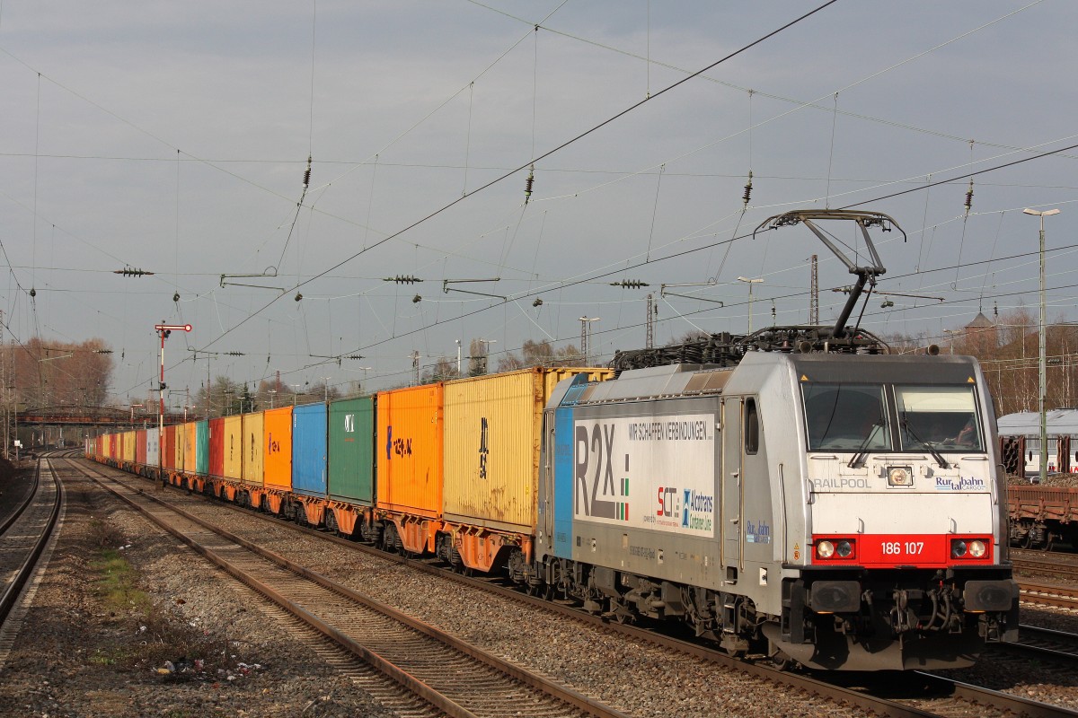 Railpool/RTB Cargo 186 107 am 15.4.13 mit einem Containerzug in Dsseldorf-Rath.