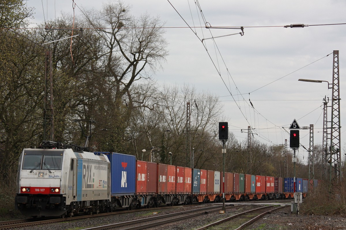 Railpool/RTB Cargo 186 107 zog am 16.4.13 einen Containerzug durch Ratingen-Lintorf.