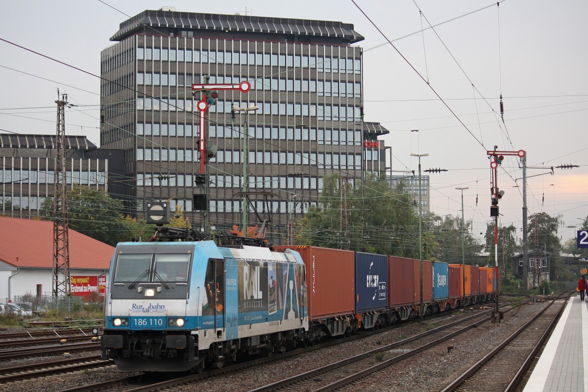 Railpool/RTB Cargo 186 110 am 16.10.13 mit einem Containerzug in Düsseldorf-Rath.