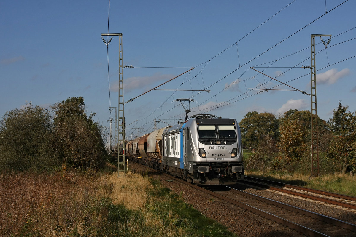 Railpool's 187 301 schleppte am 3.November 2020 im Auftrag von Raildox einen Getreidezug durch Salzbergen. Zuvor fuhr sie Lz nach Meppen um den Zug dort abzuholen.