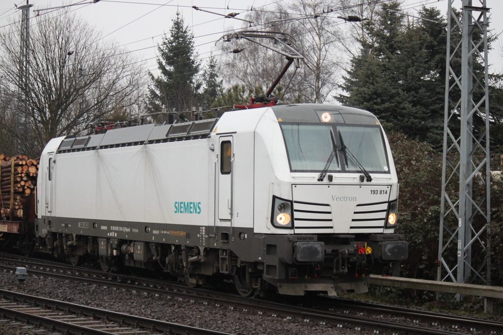 Railpool/SETG-Vectron 193 814-1 mit Holzzug von Rostock-Bramow nach Stendal-Niedergrne bei der Ausfahrt im Bahnhof Rostock-Bramow.21.02.2015 