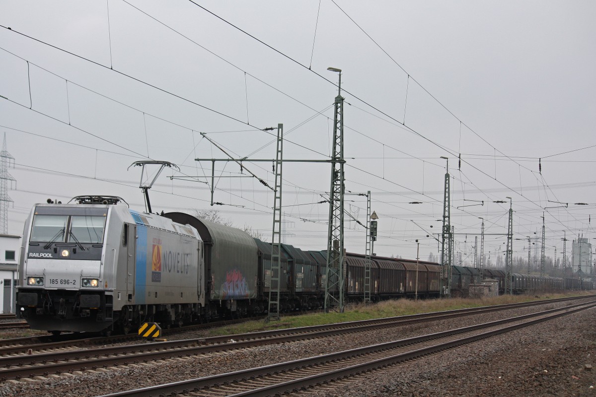 Railpool/Transpetrol 185 696 verlsst am 6.4.13 mit dem Nievenheimer Nievenheim.