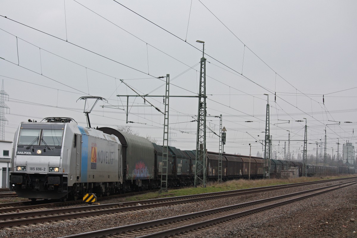 Railpool/Transpetrol 185 696 verlsst am 6.4.13 mit dem Nievenheimer Nievenheim.