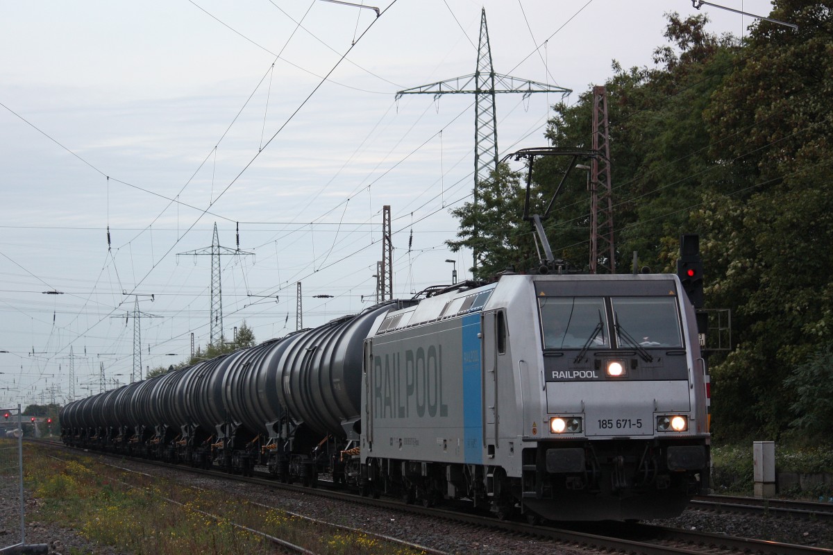 Railpool/TXL 185 671 am 14.10.13 mit einem Kesselzug beim Halt in Ratingen-Lintorf.