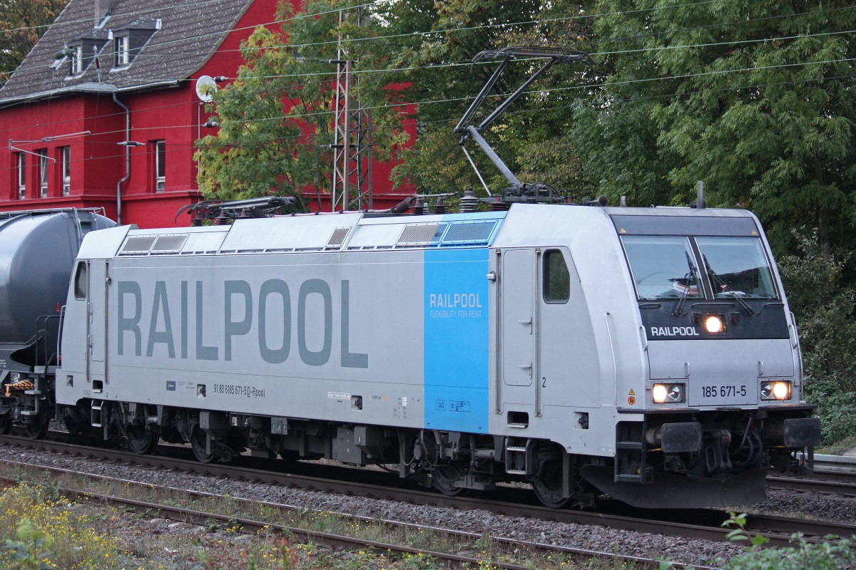 Railpool/TXL 185 671 am 14.10.13 beim Halt in Ratingen-Lintorf.