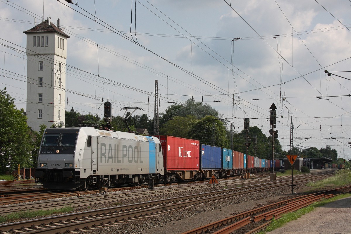 Railpool/TXL 185 671 am 31.5.13 mit einem Containerzug in Verden (Aller).
