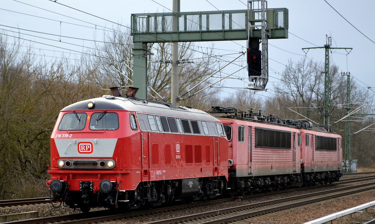 Railsystem RP Gmbh  218 319-2  (NVR: 9280 1 218 319-2 D-RPRS) mit der Überführung von zwei alten DB/Railpool 155érn, der  155 036-7  +  155 063-1 , diese werden zur endgültigen Verschrottung gefahren, am 16.12.19 Berlin Blankenburg.