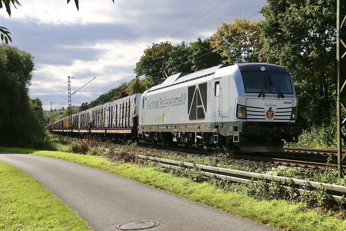 Railsystems 248 001 mit Schnittholzzug in Fahrtrichtung Eichenberg. Aufgenommen in Wehretal–Reichensachsen am 02.10.2021