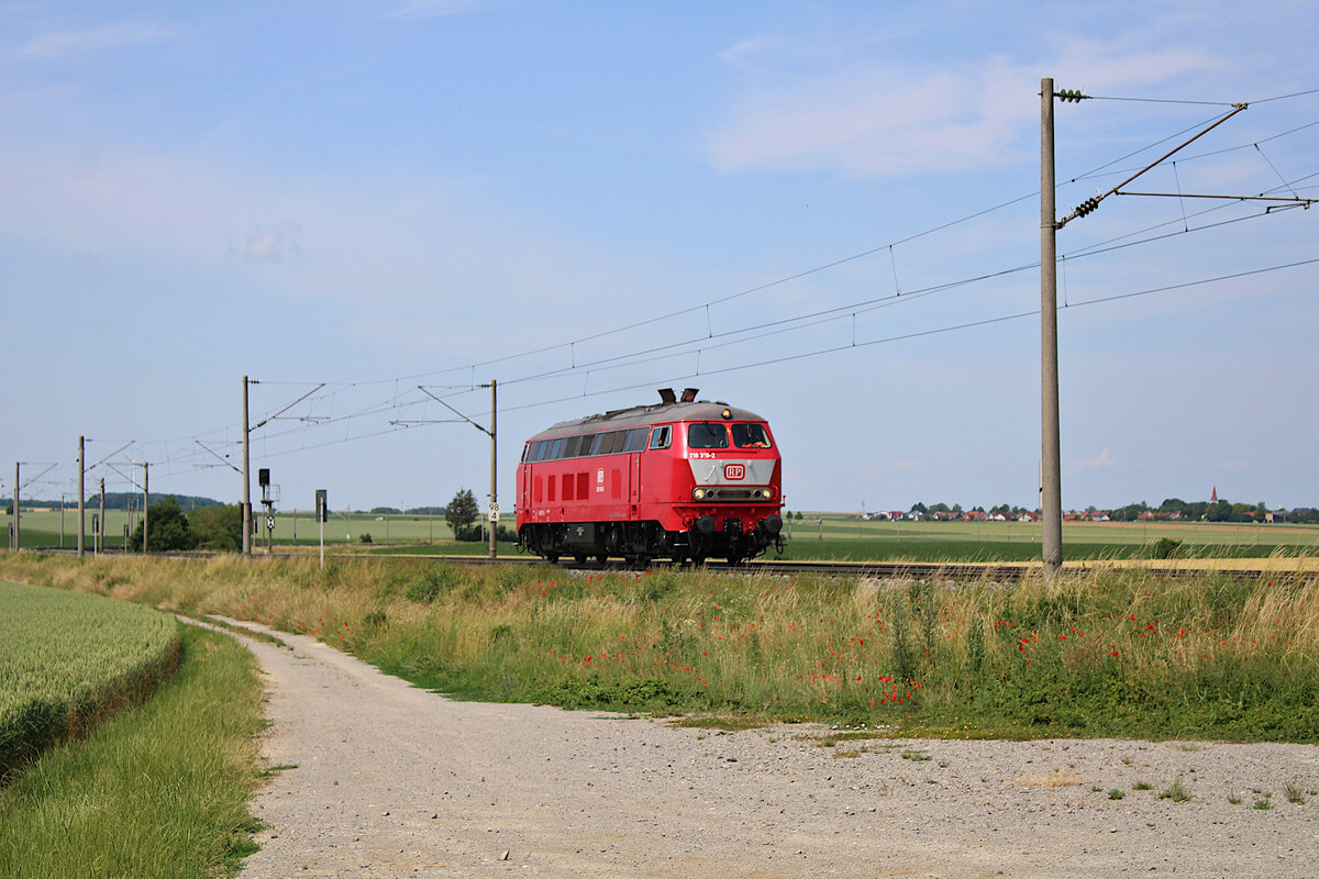 Railsystems RP 218 319-2 fährt Lz bei Uffenheim in Richtung Ansbach. (20.06.2023)
