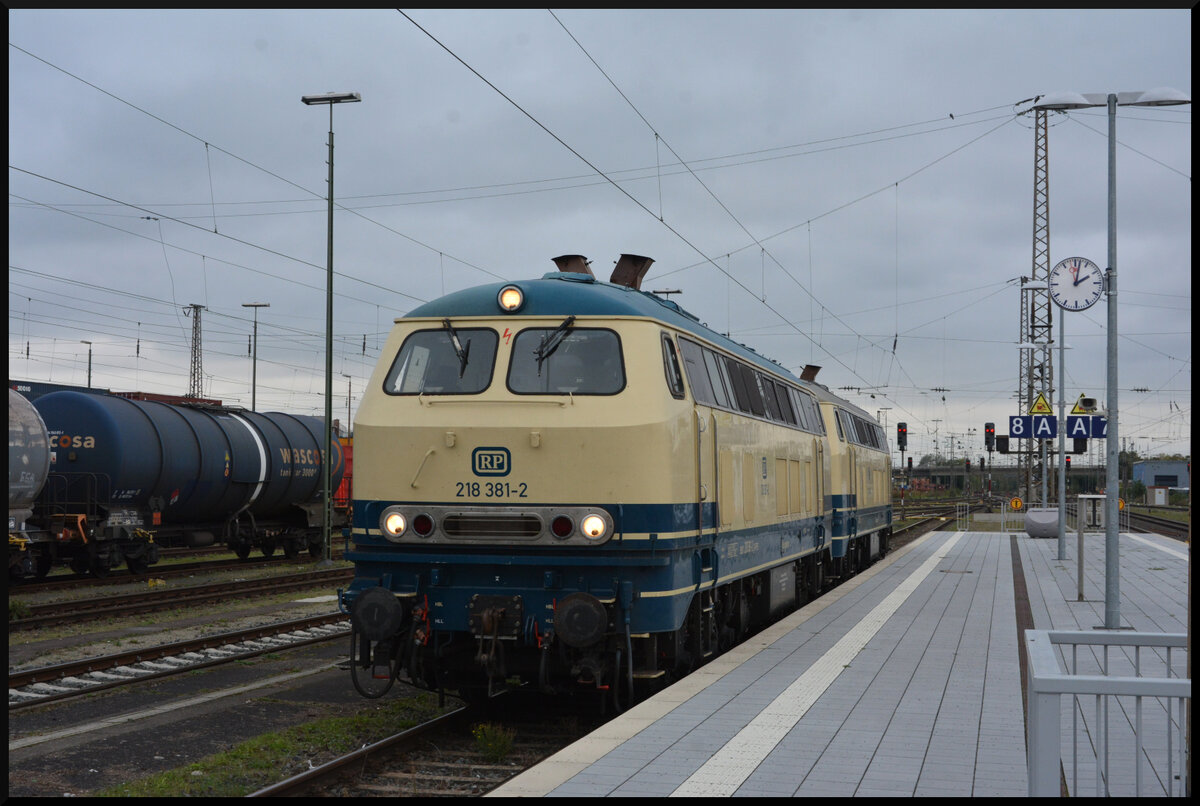 Railsystems RP 218 381-2 und 489-3 stehen am 06.10.2024 mit Rangierlicht in Schweinfurt Hbf und warten auf ihren Zug.