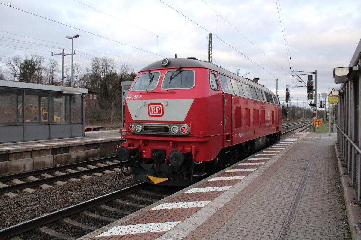 Railsystems RP 218 402-6 als Tfzf Richtung Erfurt, am 04.02.2023 in Neudietendorf.