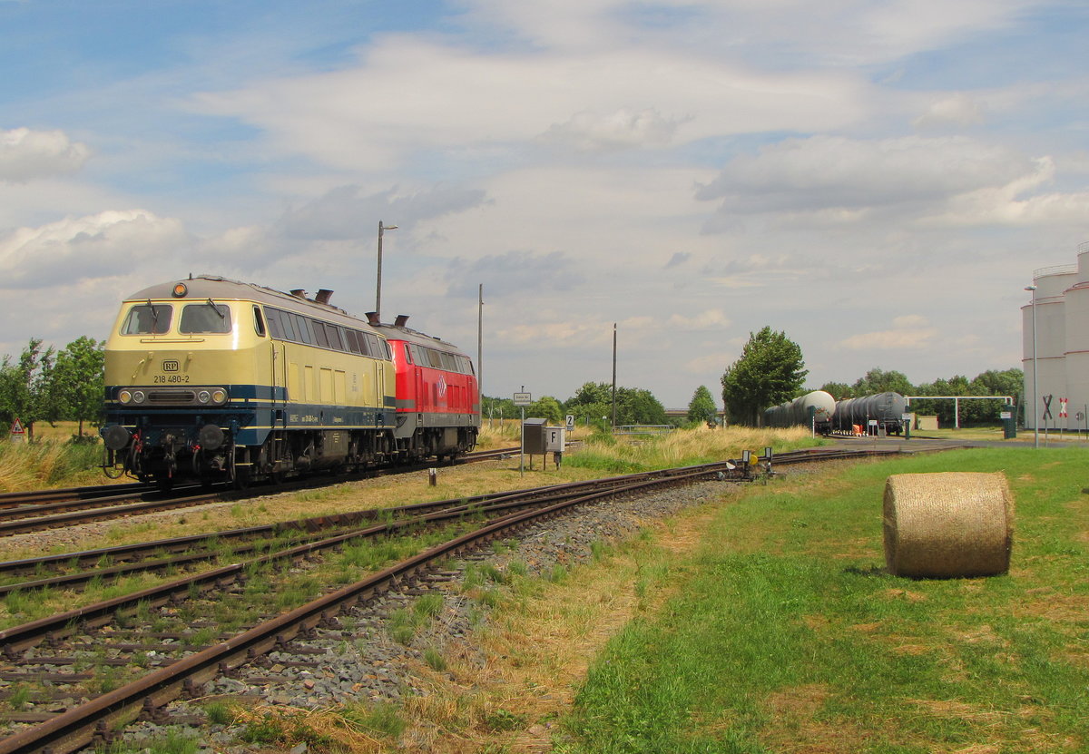 Railsystems RP 218 480-2 + 218 469-5 rangieren am 11.07.2016 aus der Abstellung in das Tanklager Emleben.