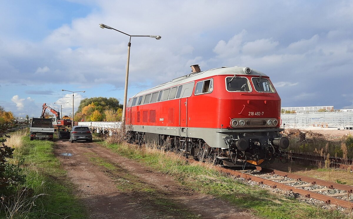 Railsystems RP 218 492-7 am 25.10.2022 whrend der Entladung ihrer Flachwagen in Erfurt Nord. Dieser Weg ist ab dem B freizugnglich.