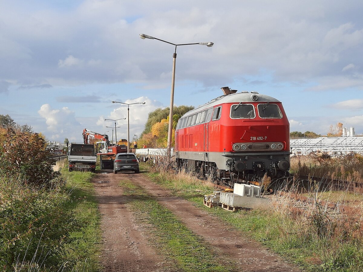 Railsystems RP 218 492-7 am 25.10.2022 whrend der Entladung ihrer Wagen in Erfurt Nord.
