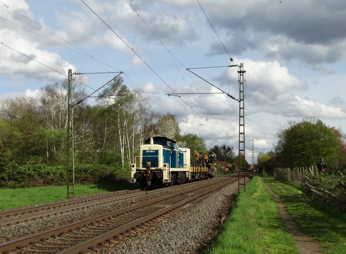 Railsystems RP 295 088-9 mit Bauzug bei Hanau West am 15.04.16. Gruß nochmal an den Tf