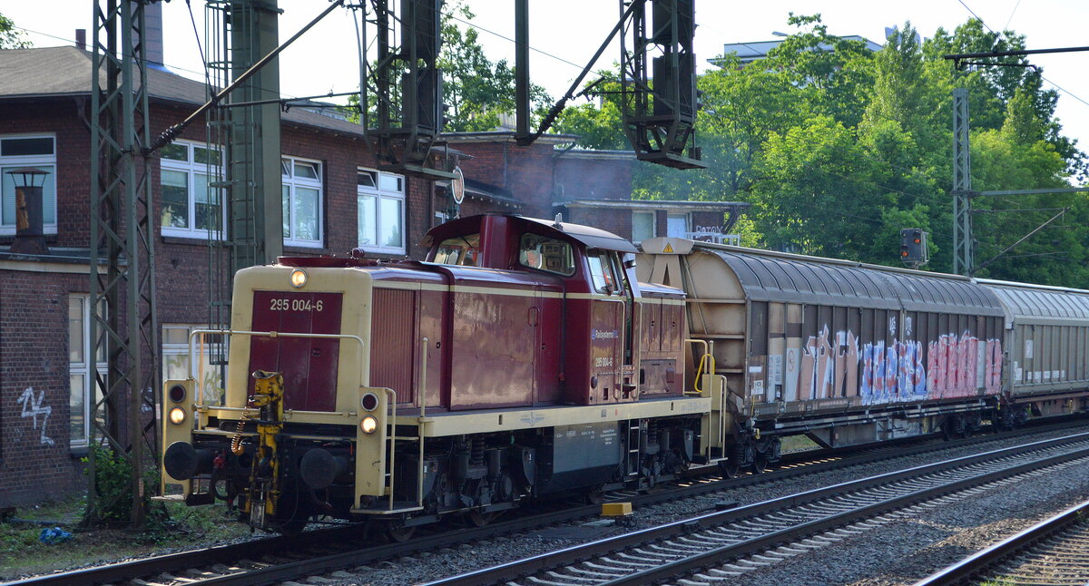 Railsystems RP für DB Cargo mit  295 004-6  (NVR:  9880 3 295 004-6 D-RPRS ) und einigen Güterwagen Richtung Rbf Maschen am 16.06.21 Durchfahrt Bf. Hamburg-Harburg. 