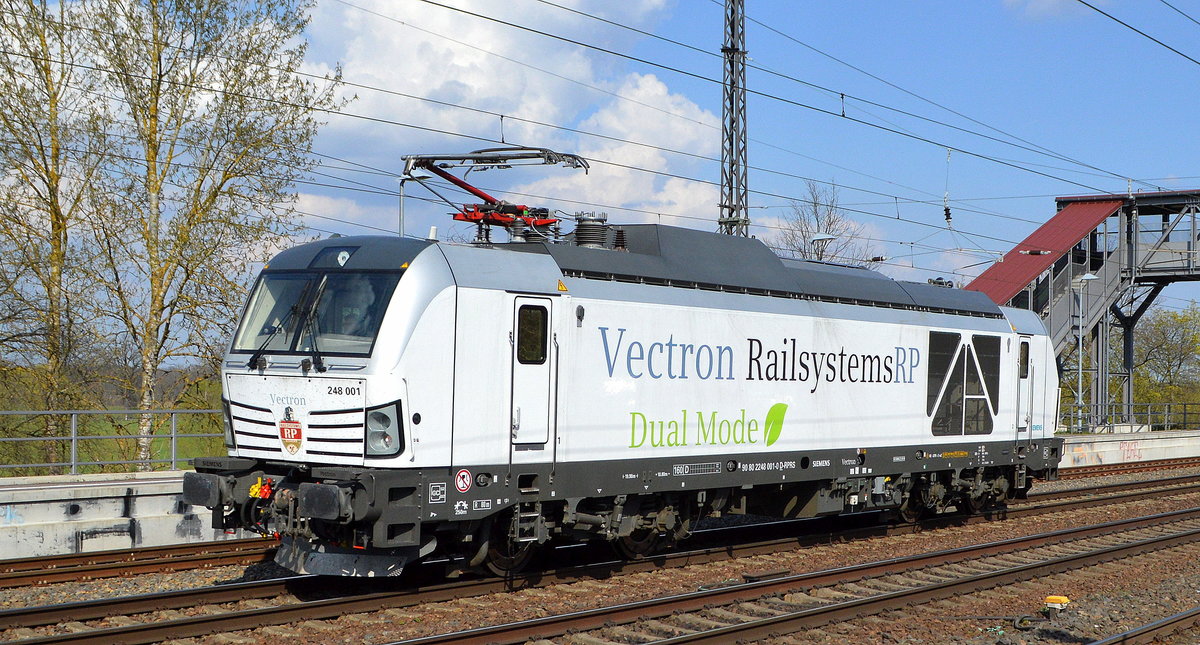 Railsystems RP GmbH, Gotha [D] mit  248 001  [NVR-Nummer: 90 80 2248 001-0 D-RPRS] am 20.04.21 Durchfahrt Bf. Saarmund.