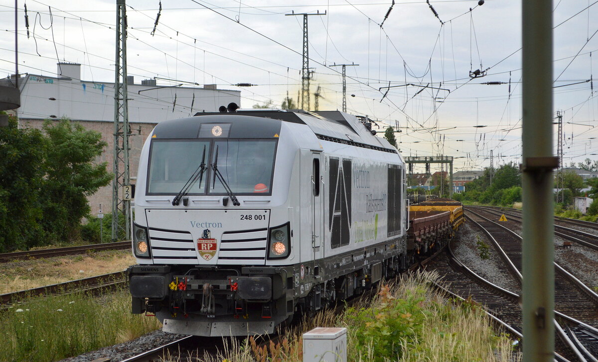 Railsystems RP GmbH, Gotha [D] mit  248 001  [NVR-Nummer: 90 80 2248 001-0 D-RPRS] und einigen Drehgestell-Flachwagen  am 29.06.22 Durchfahrt Bahnhof Magdeburg-Neustadt.