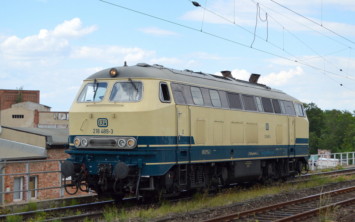 Railsystems RP GmbH, Gotha mit der  218 489-3  (NVR:  92 80 1218 489-3 D-RPRS ) am 13.07.22 Vorbeifahrt Bahnhof Magdeburg-Neustadt.
