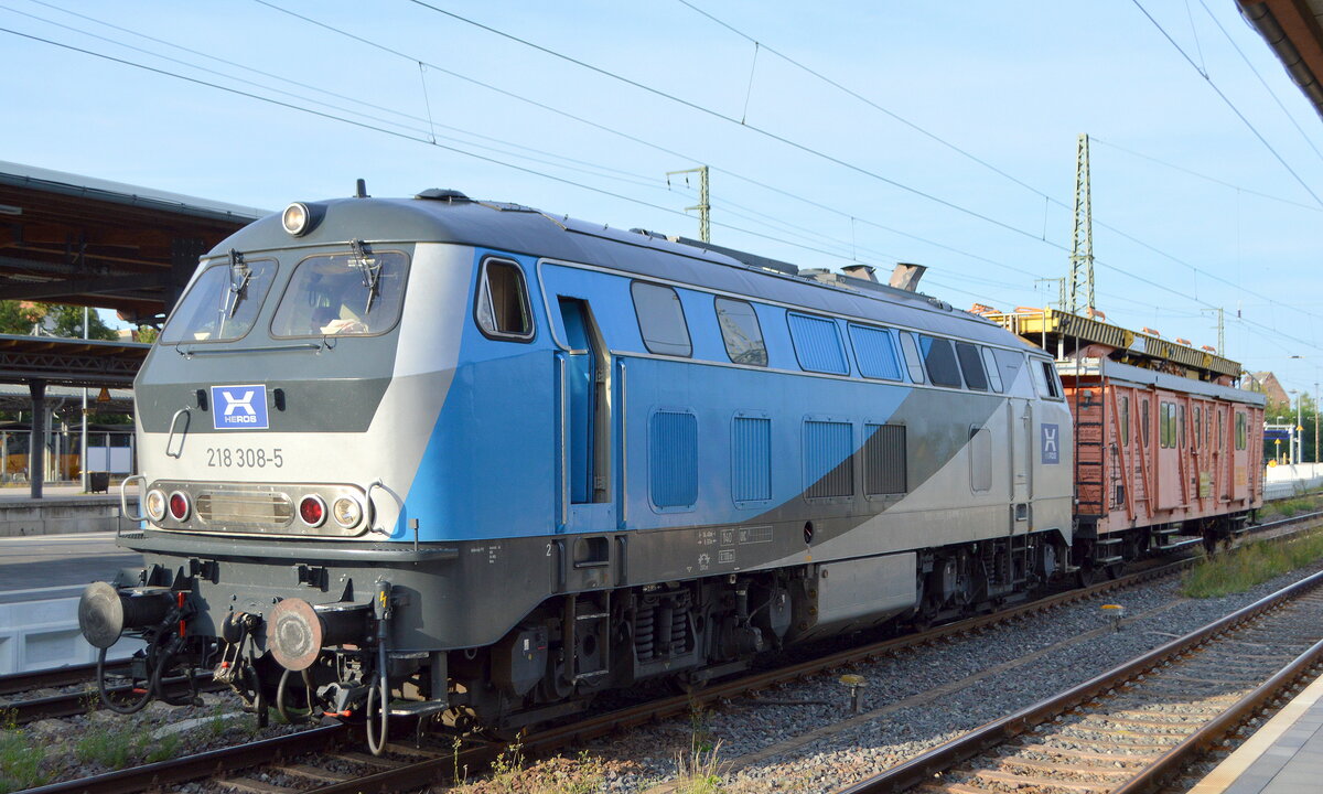 Railsystems RP GmbH, Gotha mit  218 308-5  (NVR:  92 80 1218 308-5 D-RPRS ) mit dem firmeneigenen Fahrleitungsmontagewagen ( FMW ) Bauart 503  FMW Nr.4  (99 80 9536 001 7 D-RPRS) am Haken am 22.07.22 Durchfahrt Bahnhof Stendal Hbf.
