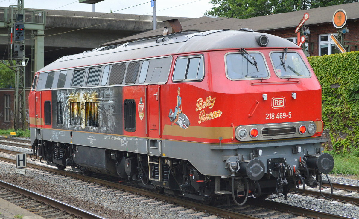 Railsystems RP GmbH mit ihrer so hübsch ausschauenden  Betty Boom/ 218 469-5  (NVR-Nummer: 9280 1 218 469-5 D-RPRS) am 10.07.19 Bahnhof Hamburg-Harburg.