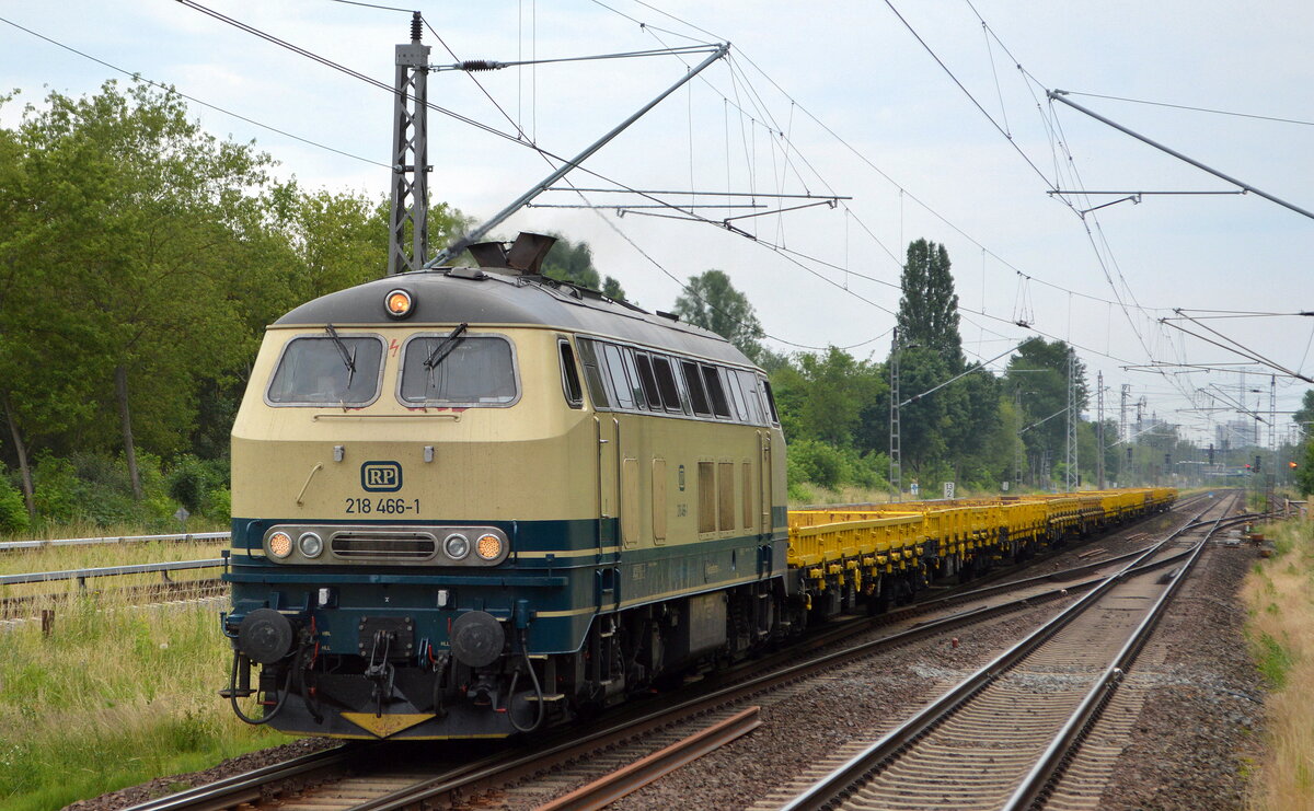 Railsystems RP GmbH mit ihrer  218 466-1  (NVR:  92 80 1218 466-1 D-RPRS ) und einigen Drehgestell-Flachwagen am 29.06.21 Durchfahrt Bf. Berlin Hohenschönhausen.