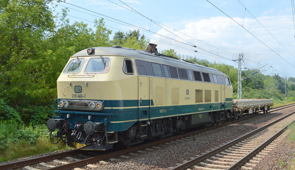 Railsystems RP GmbH mit ihrer  218 466-1  (NVR:  92 80 1218 466-1 D-RPRS ) und einem Wagen am Haken am 26.07.21 Durchfahrt Bf. Berlin Hohenschönhausen. 