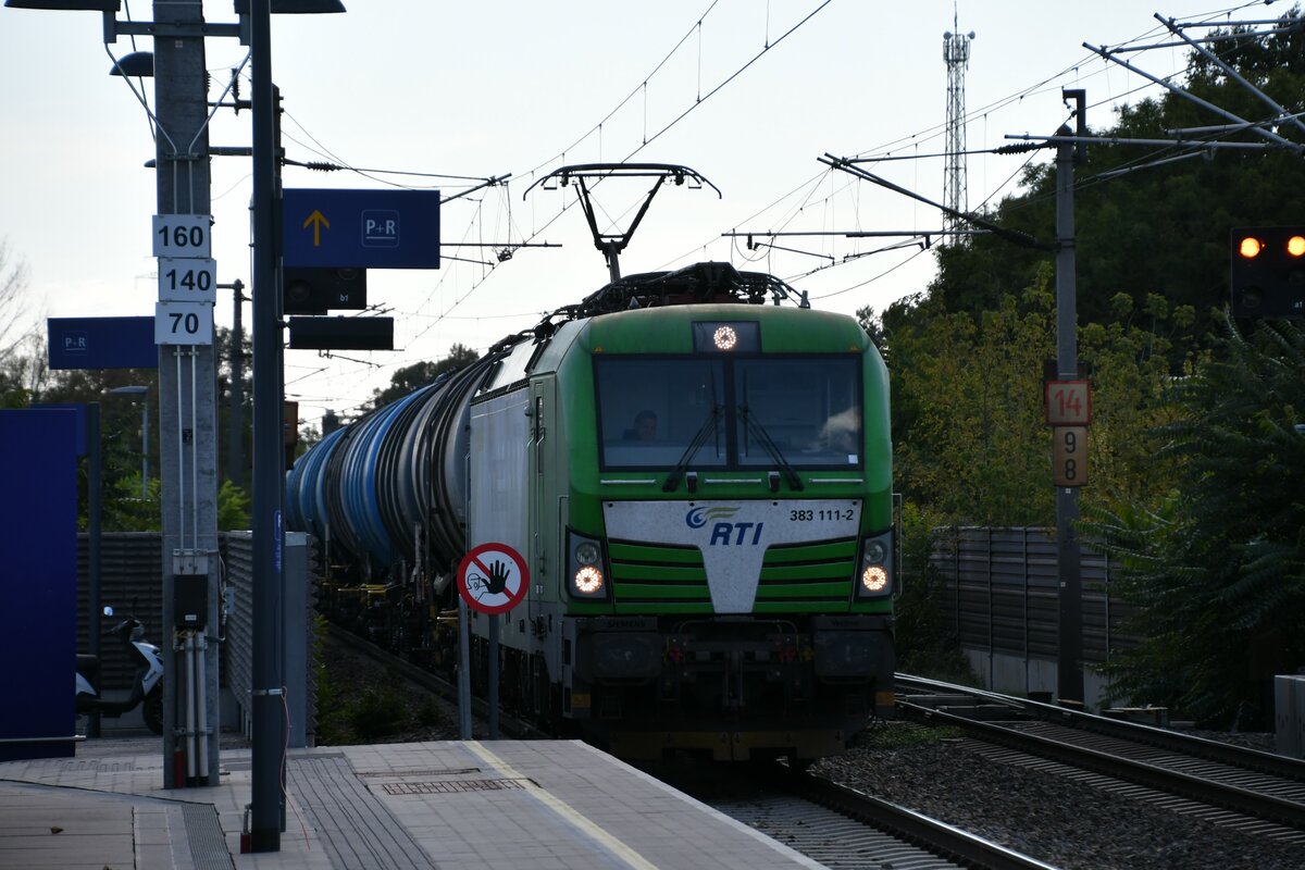 Railtrans International s.r.o-RTI Vectron 383 111 mit einem Kesselwagenzug am 20.09.2023 in Lanzendorf-Rannersdorf Richtung Wien Kledering.
