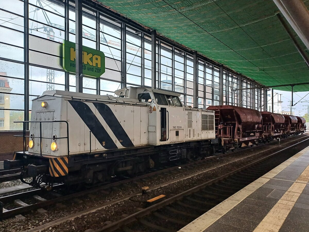 RailTransport Stift 745 703-9 (92 80 1203 915-4 D-RTTS) mit Güterwagen am 03.10.2023 in Erfurt Hbf. Man schickte sie zuvor noch zusätzlich mit Kesselwagen und ca. 650 Tonnen am Haken über die Holzlandbahn, wo sie bei Oberndorf liegengeblieben ist. Sie hat es dann doch aber noch geschafft und die Kesselwagen am Bahnsteig in Jena-Göschwitz abgekoppelt. In dem Video kämpft sie sich die Steigung nach Hermsdorf hinauf: https://www.facebook.com/100000843070820/videos/163441813428813/
