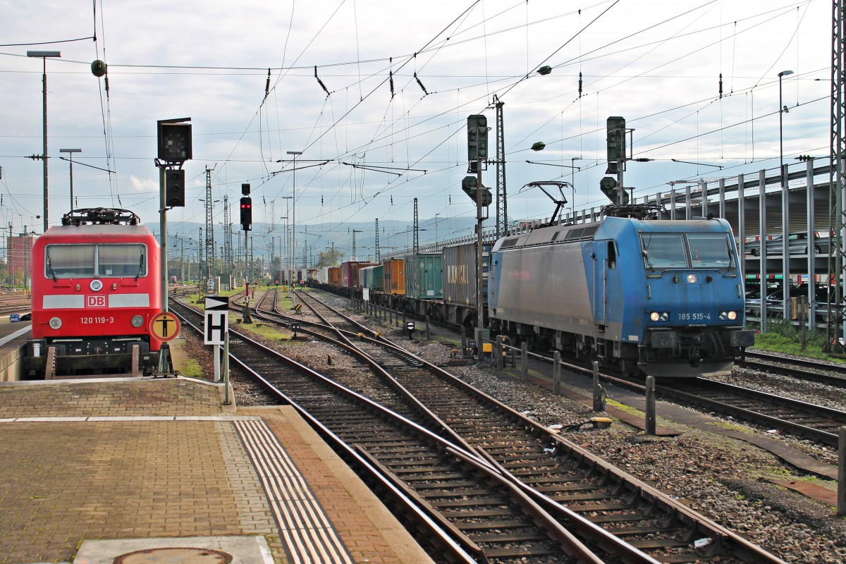 Railtraxx 185 515-4 am 25.10.2014 bei der Durchfahrt aus Richtung Rangierbahnhof Muttenz mit einem Containerzug nach Antwerpen in Basel Bad Bf gen Deutschland.