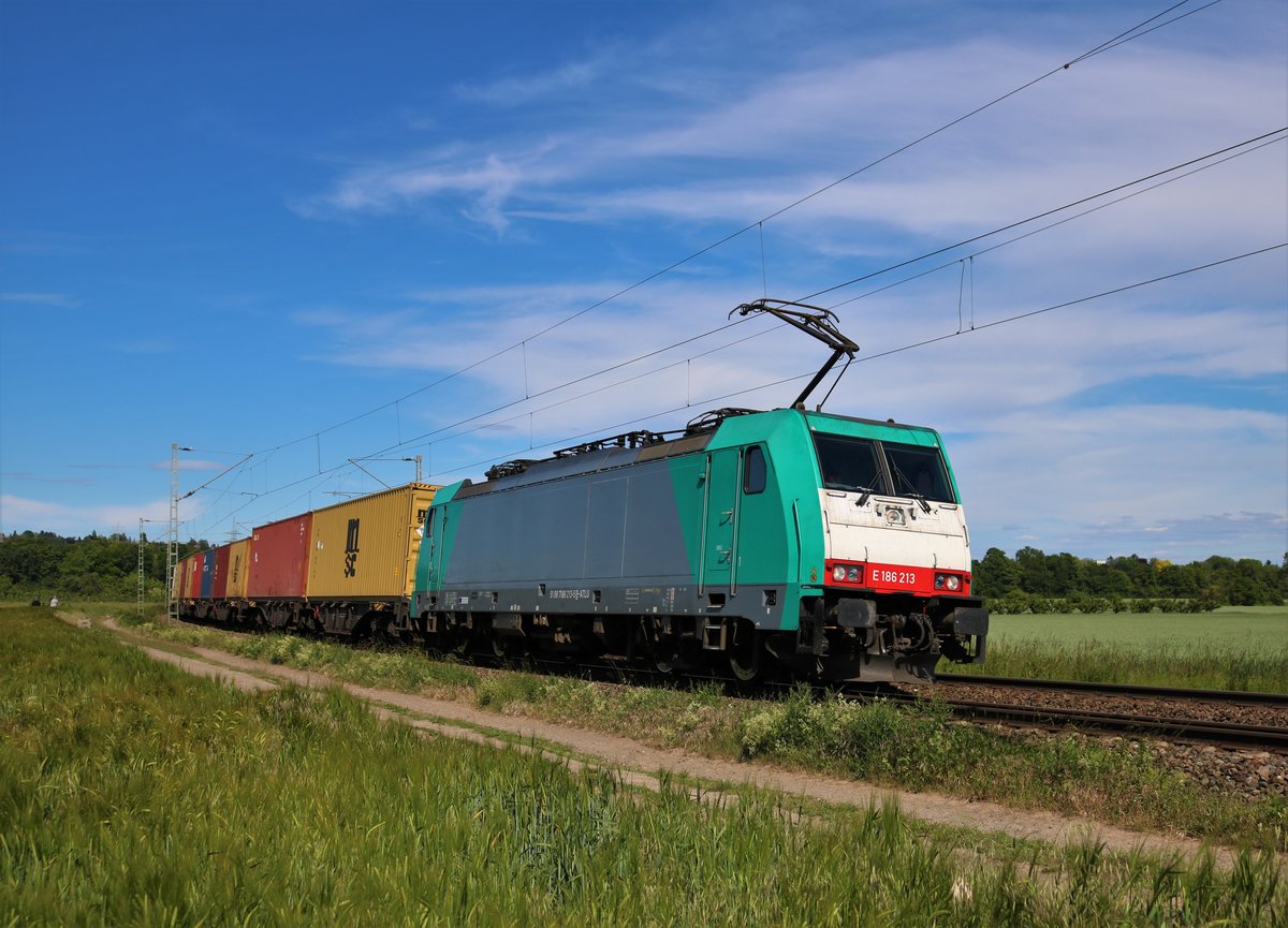 Railtraxx Bombardier Traxx 186 2135 mit Containerzug in Niederwalluf am 30.05.20