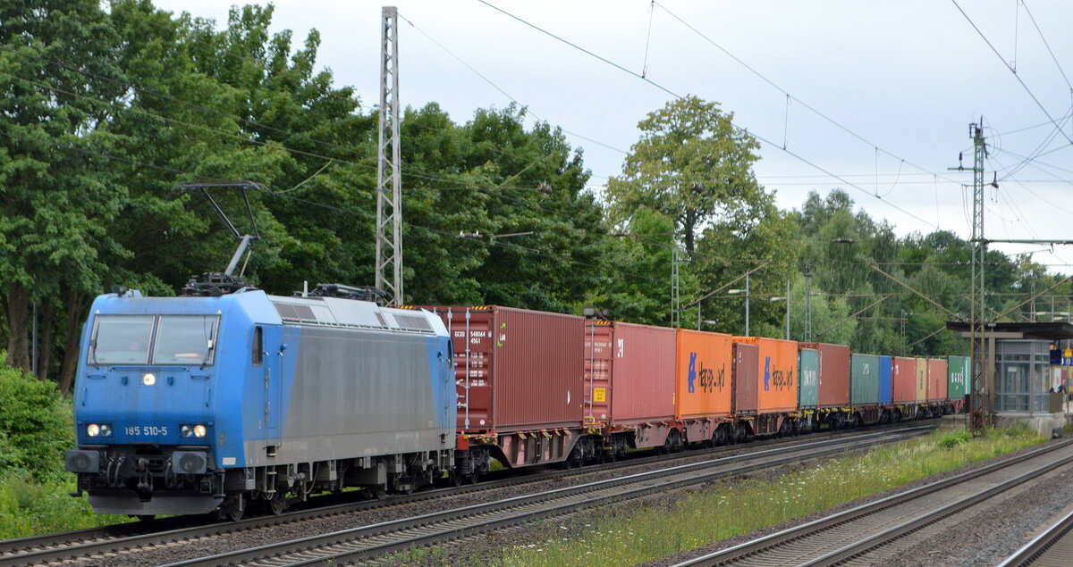 Railtraxx BVBA, Borgerhout [B] mit der Alpha Trains Lok  185 510-5  [NVR-Nummer: 91 80 6185 510-5 D-ATLU] und Containerzug am 08.07.22 Vorbeifahrt Bahnhof Dedensen Gümmer.