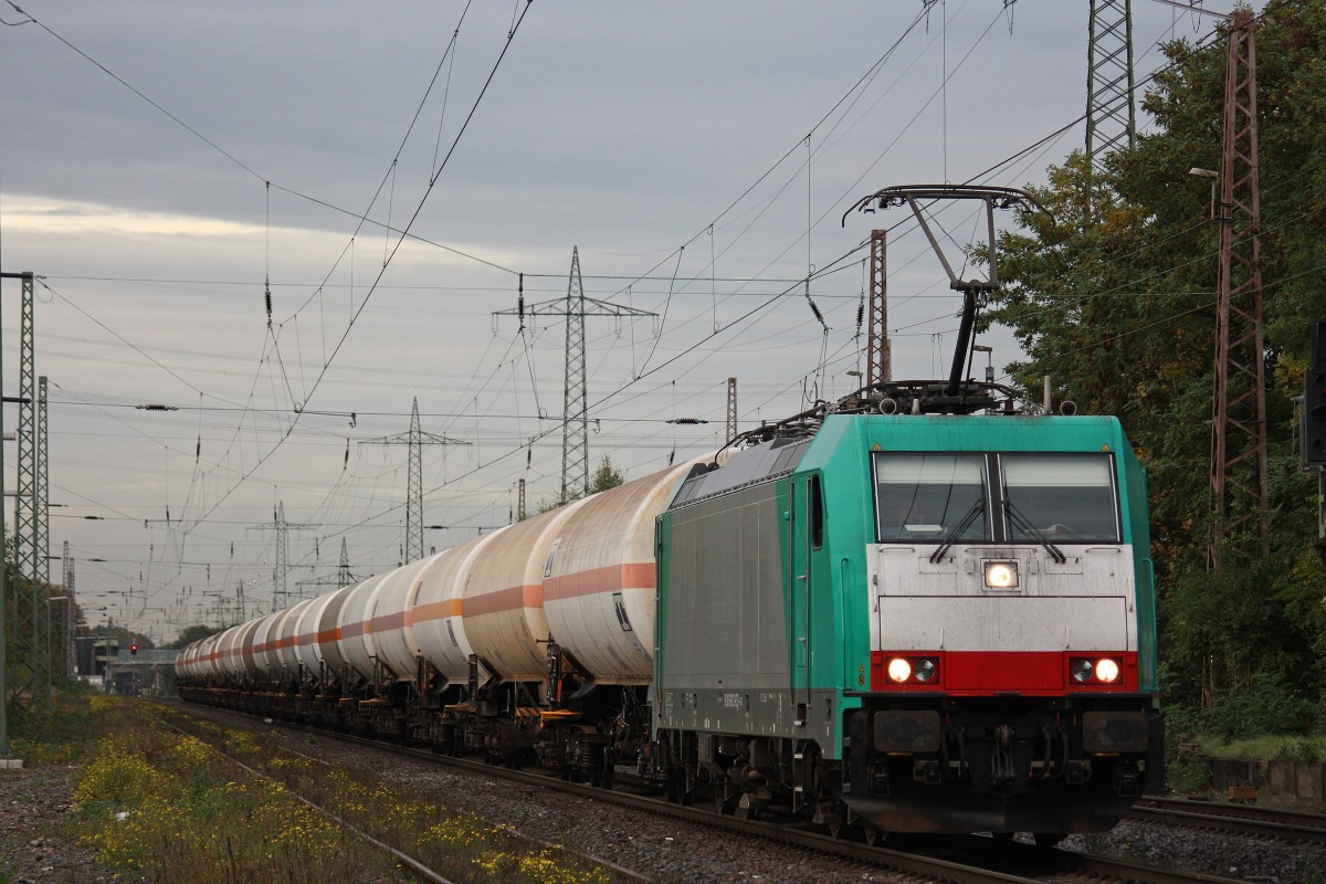 Railtraxx E186 123 am 21.10.13 mit einem Gaskesselzug in Ratingen-Lintorf.