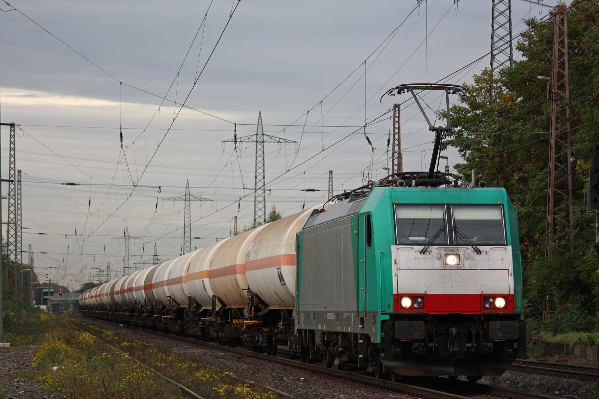 Railtraxx E186 123 am 21.10.13 mit einem Gaskesselzug in Ratingen-Lintorf.